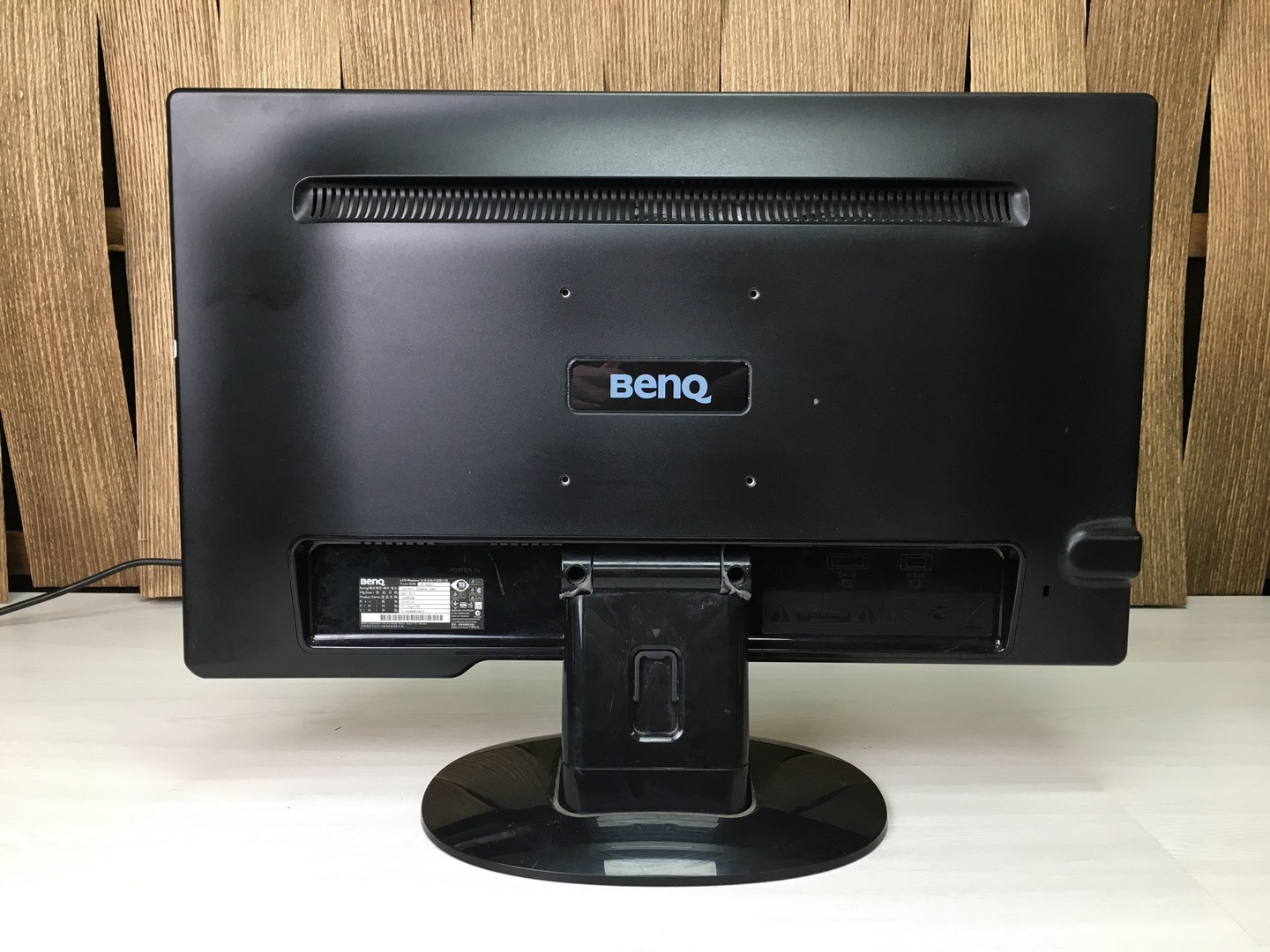 Монитор 23" Benq G2320HDBL, DVI, VGA тёмные пятна + розовый оттенок "!"