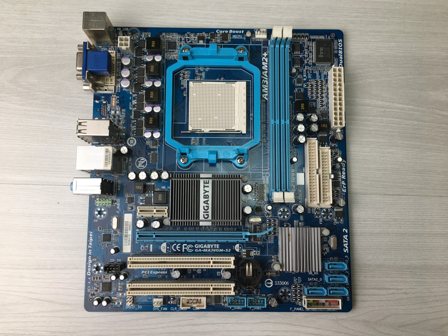 Материнская плата S-AM2+ Gigabyte GA-MA74GM-S2 REV,4.0 AMD740G/2xDDR2/SVGA/DVI/Sb/mATX, без планки "!"