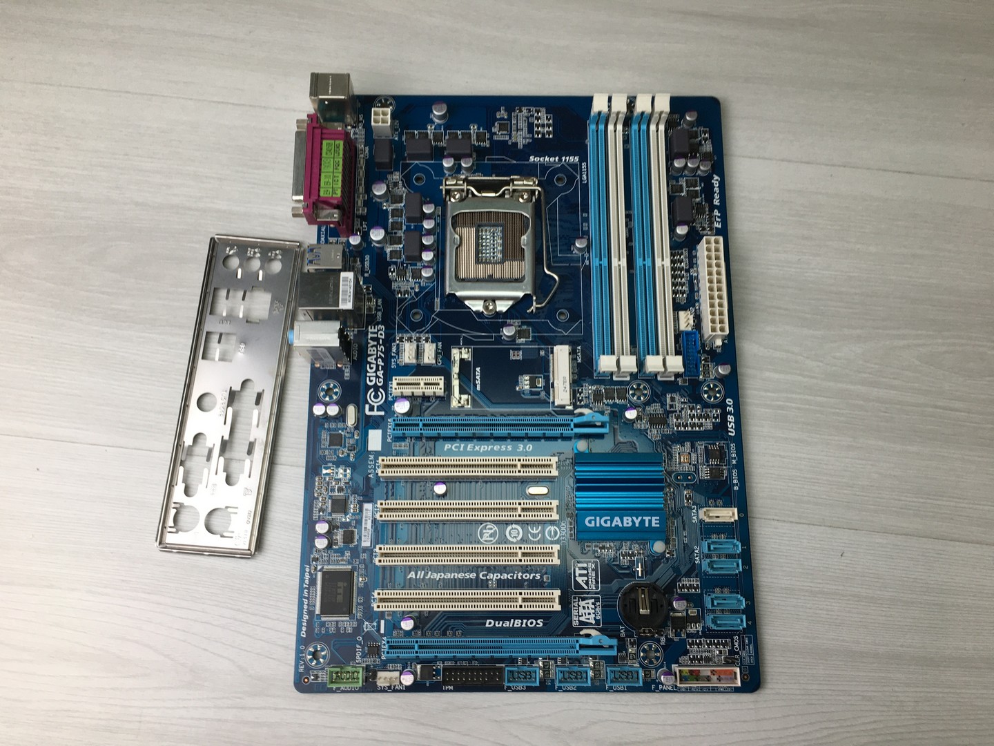 Материнская плата S-1155 Gigabyte GA-P75-D3 rev. 1.0 B75/4DDR3/PCI-E/LAN/mSATA/Sb/ATX "!"